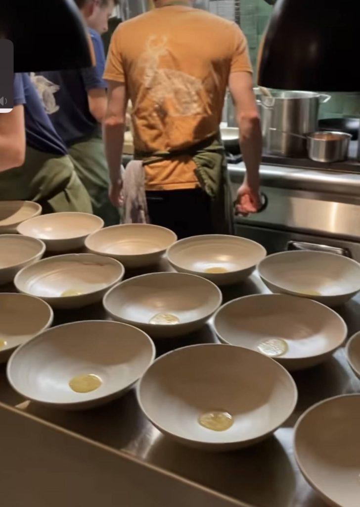Spitzen-Restaurant STUBN mit Handgemachten Tellern von Dorfkind Keramik