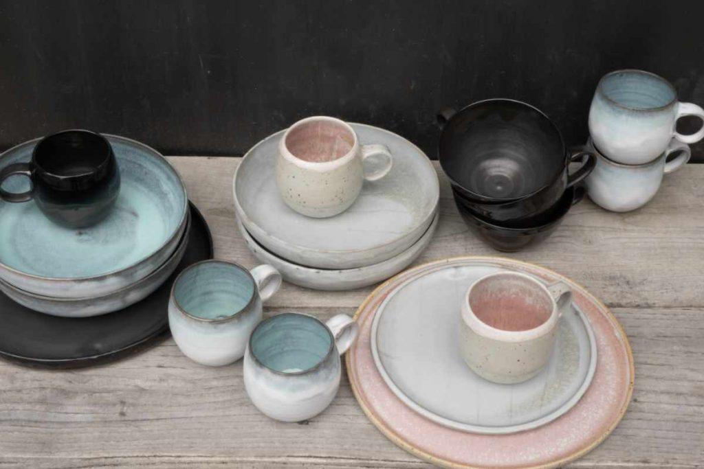 Handgemachte Teller und Tassen von DORFKIND Keramik aus Höslwang