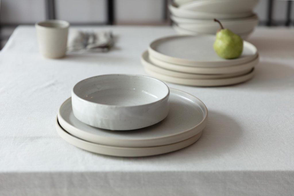 Handgemachte Teller und Schalen von DORFKIND Keramik aus Höslwang